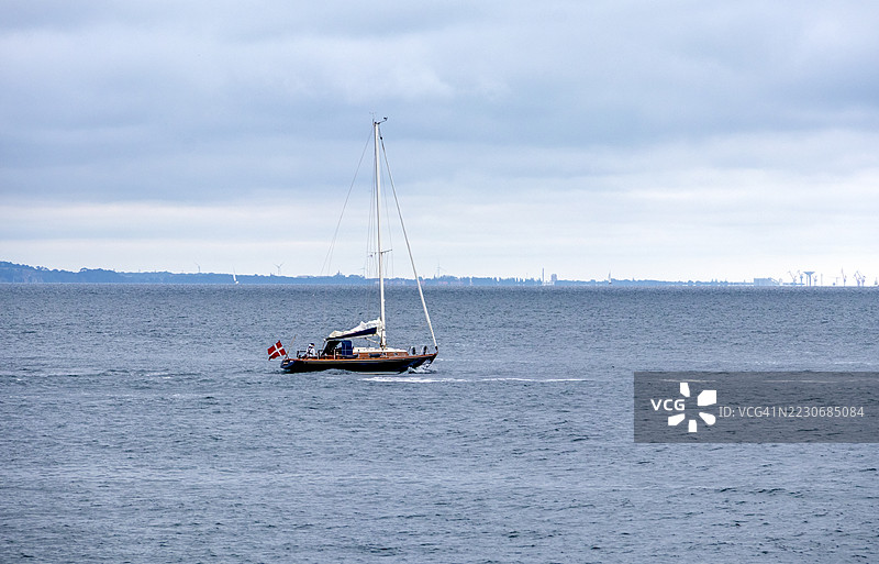 丹麦赫尔辛格的厄勒海峡中的帆船图片素材