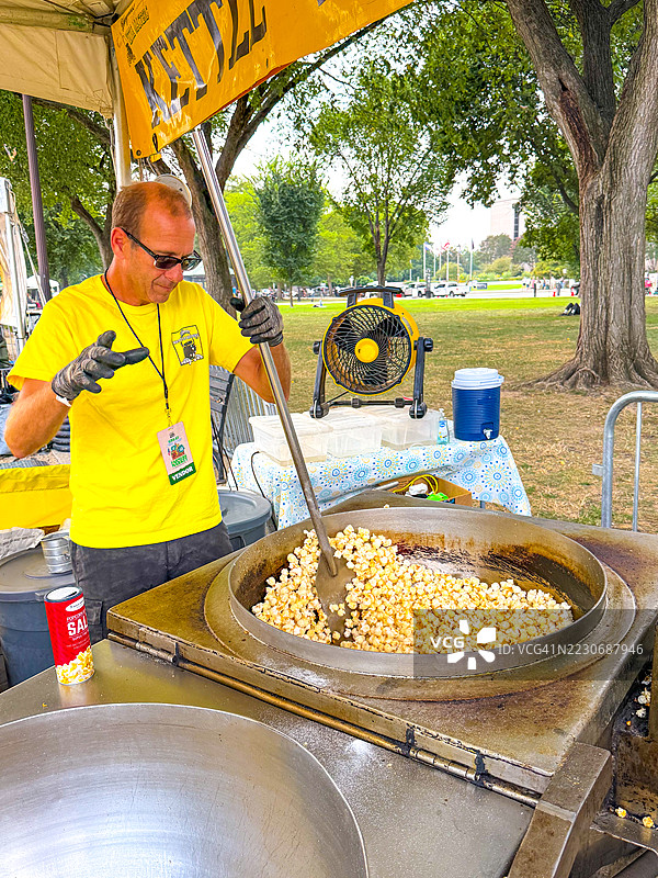 在华盛顿特区的购物中心，男子在农贸市场准备爆米花。图片素材