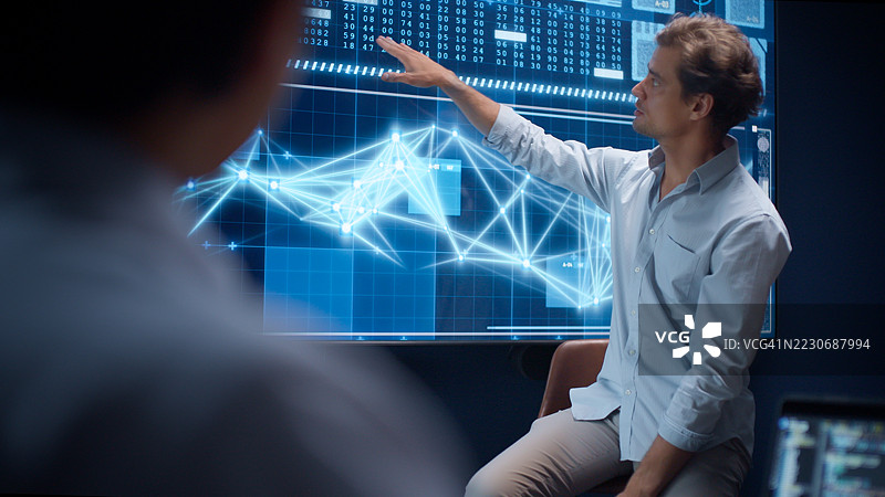 人工智能开发者在会议中集思广益，以推动人工智能技术的发展图片素材