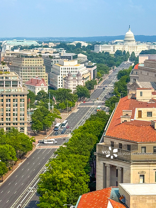 宾夕法尼亚大道上的屋顶和华盛顿特区的美国国会大厦图片素材