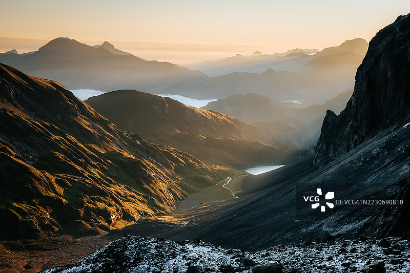 瑞士阿尔卑斯山和高山湖泊的日落鸟瞰图图片素材