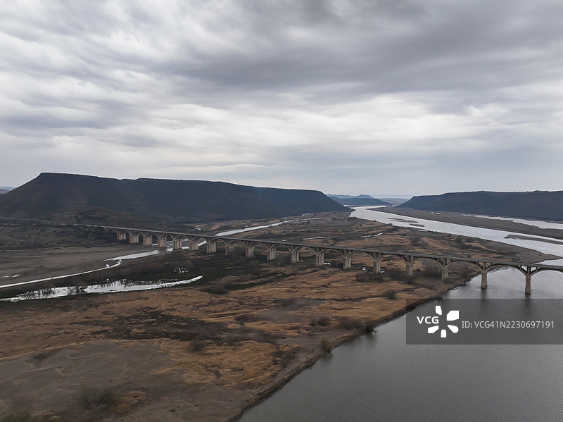 南非一座大型铁路和公路桥的航拍，跨越奥兰治河。图片素材