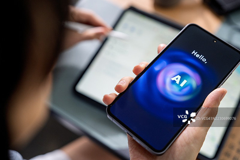 在智能手机上与人工智能聊天机器人规划旅行图片素材