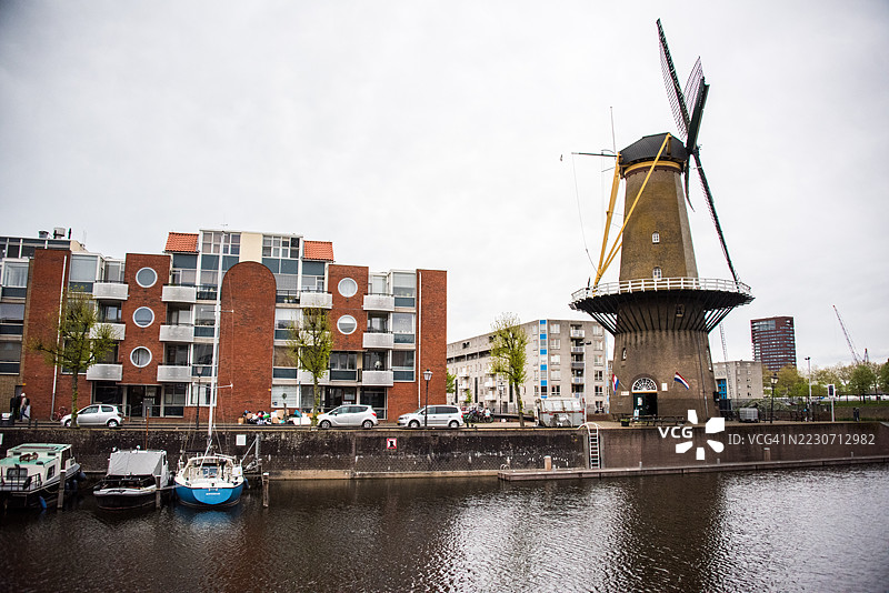鹿特丹德尔夫斯哈芬的施希达梅斯韦格上的风车德·迪斯蒂勒凯特尔。图片素材