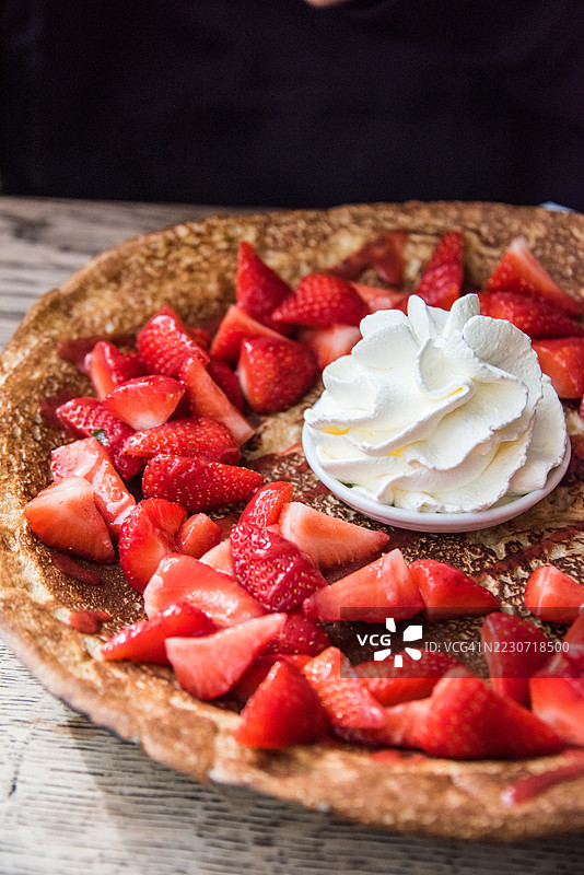荷兰煎饼（pannenkoek）配草莓和鲜奶油图片素材