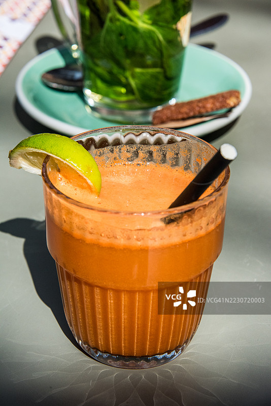 苹果、胡萝卜、生姜和青柠汁冰沙图片素材