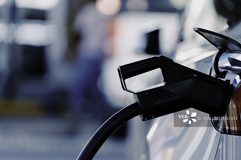 电动车正在充电站充电图片素材