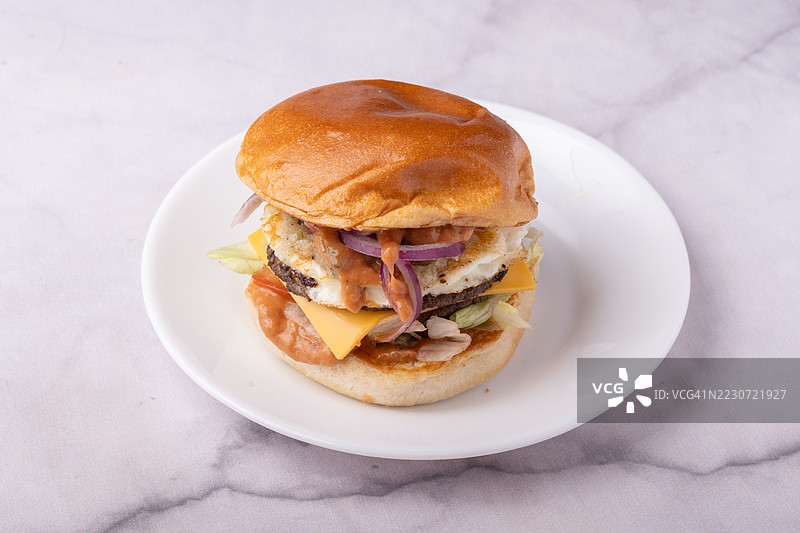 汉堡、培根和香蕉，肉类和切达奶酪绿叶沙拉图片素材