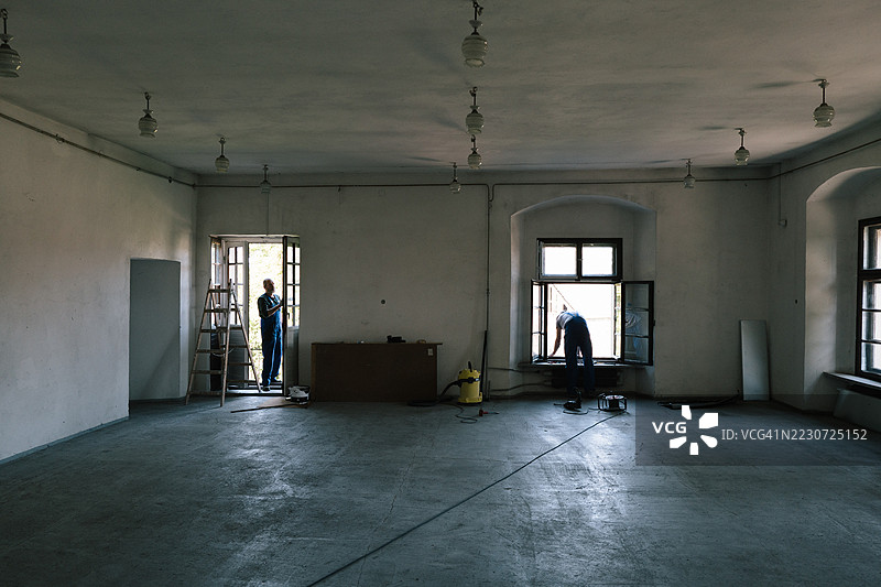 历史别墅的翻新工作：工匠们正在更换旧的外部金属窗台。图片素材