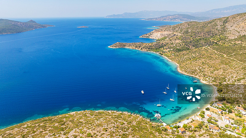 希腊萨摩斯岛清澈水域的多彩海湾图片素材