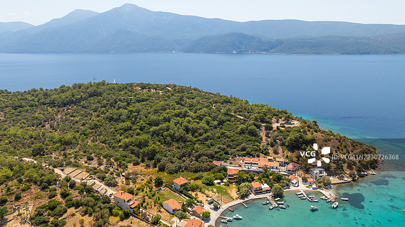 萨摩斯岛上的海滨村庄，背景是土耳其海岸。图片素材