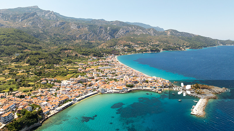 希腊萨摩斯岛村庄的鸟瞰图图片素材