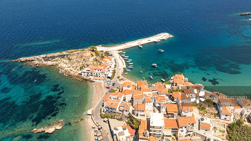 爱琴海岛屿上的希腊海滨村庄图片素材