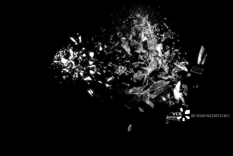 黑色背景上的破碎玻璃展示了碎玻璃的抽象纹理，细节丰富。该图像非常适合用作背景、纹理或抽象艺术项目。图片素材