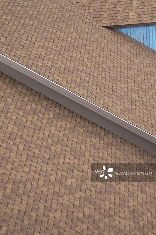 建筑纹理：近距离拍摄的标签式沥青屋顶瓦片图片素材