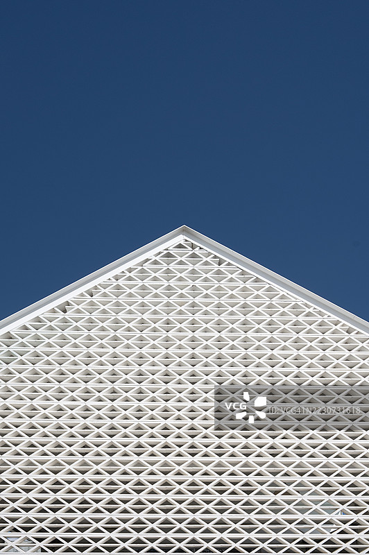 一座白色建筑在蓝天的衬托下图片素材