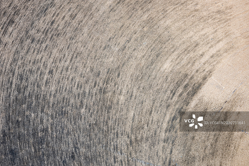 白色墙壁上黑色污垢剥落的全景拍摄。图片素材