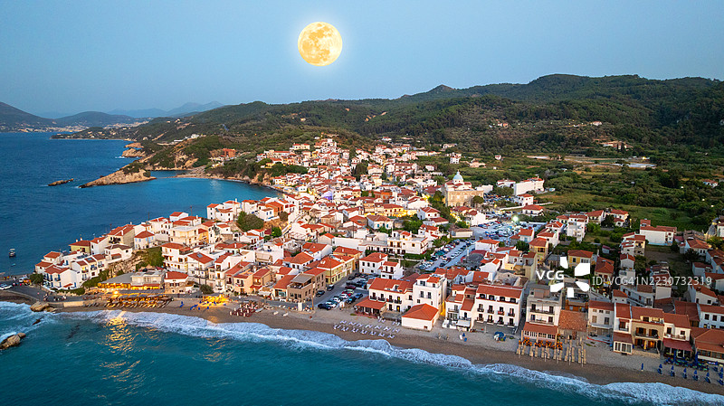 希腊萨摩斯岛科卡里上空的满月图片素材