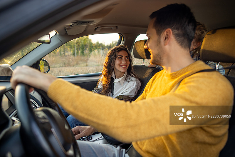 快乐的家庭正在进行公路旅行图片素材