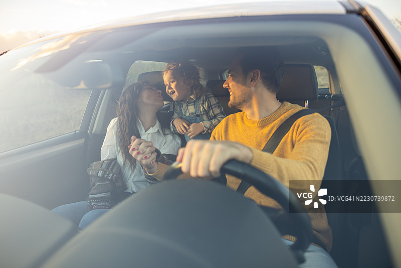 快乐的家庭正在进行公路旅行图片素材