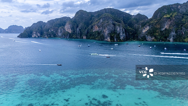泰国亚洲的皮皮岛和玛雅湾的海滩风景，玛雅湾是一个被石灰岩山脉环绕的小新月形海湾。图片素材