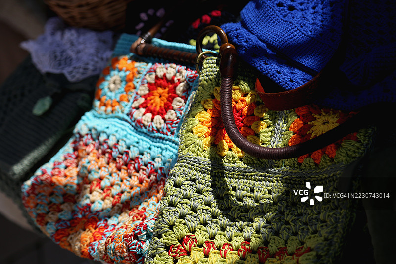 街头跳蚤市场的手工多彩购物袋图片素材