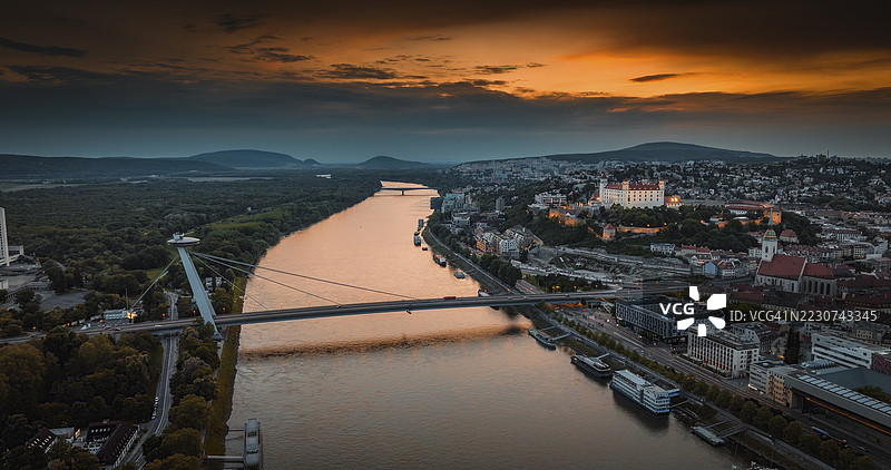 斯洛伐克多瑙河上UFO桥和布拉迪斯拉发城堡的空中日落景观图片素材