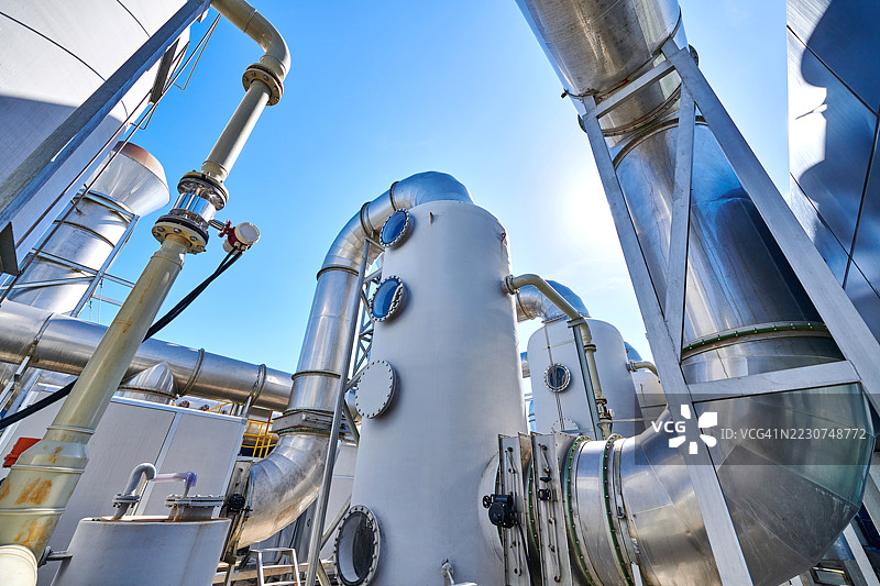 银色运输管道的低角度视图图片素材