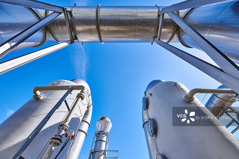 银色运输管道的低角度视图图片素材