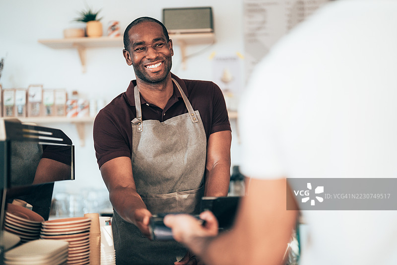 POS终端上的非接触式支付 - 数字银行与金融科技图片素材