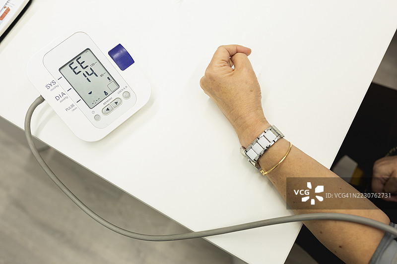 患者在医院使用电子设备测量血压图片素材
