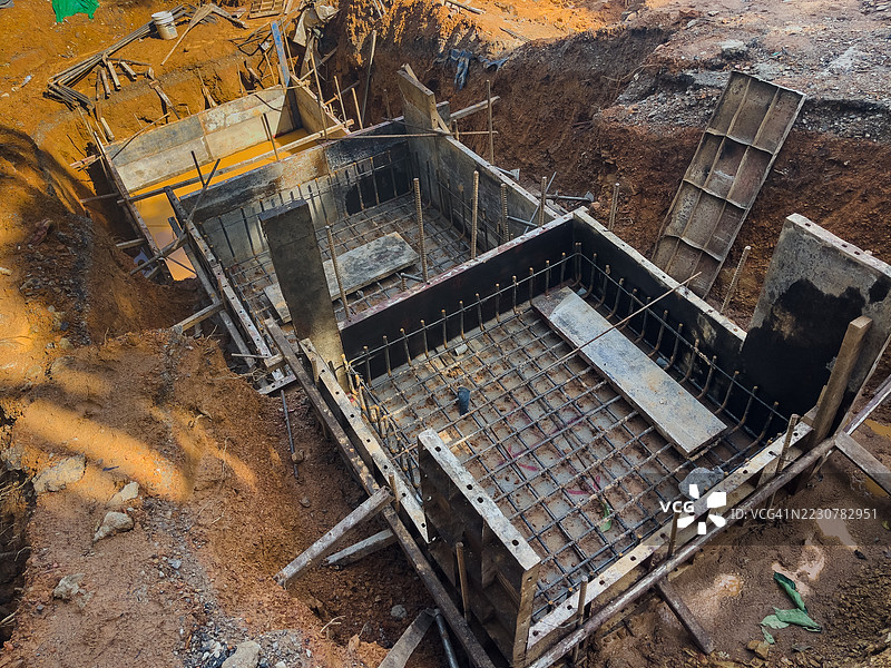 建筑工地挖掘现场准备好的钢筋和木制模板，以便进行混凝土浇筑。图片素材