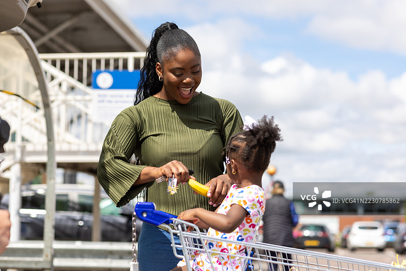 为女儿剥香蕉图片素材