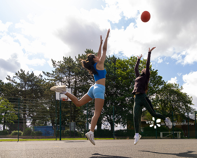 比赛开始：青少年网球比赛进行中图片素材