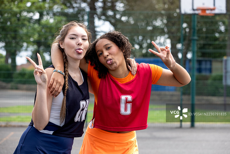 青少年女孩一起训练图片素材