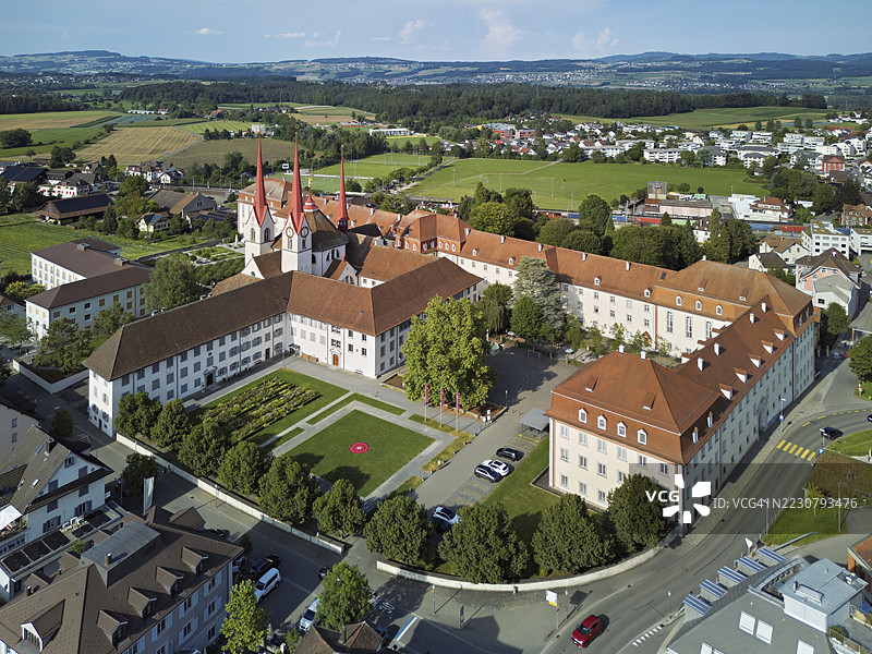 瑞士阿尔高州弗莱亚姆特穆里前本笃会修道院11世纪罗马式风格的圣马丁修道院教堂图片素材