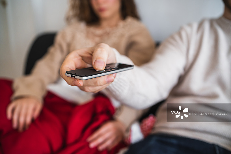 情侣在沙发上放松并观看电视图片素材