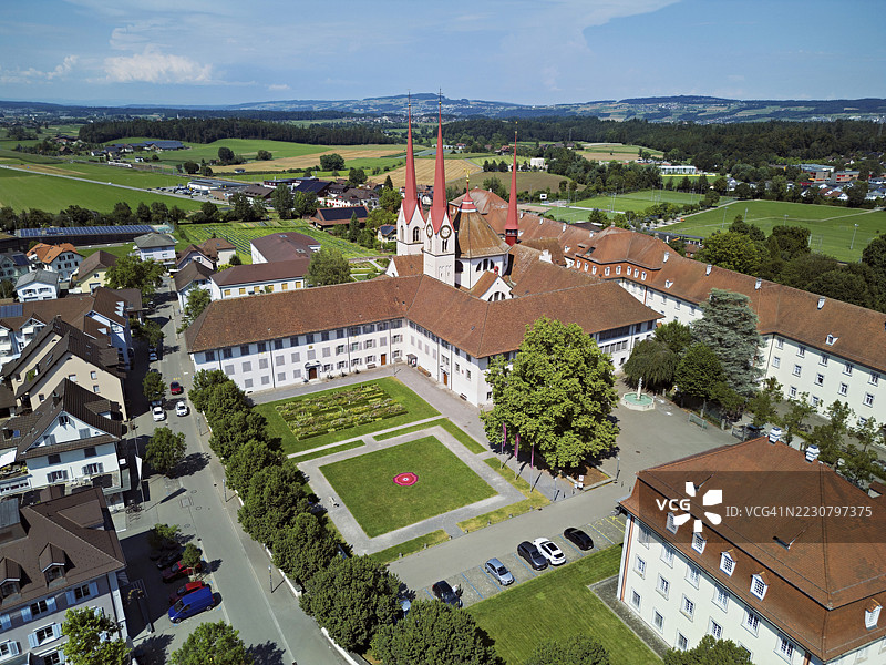 瑞士阿尔高州弗莱阿姆特市穆里本笃会修道院11世纪罗马式风格的圣马丁修道院教堂图片素材