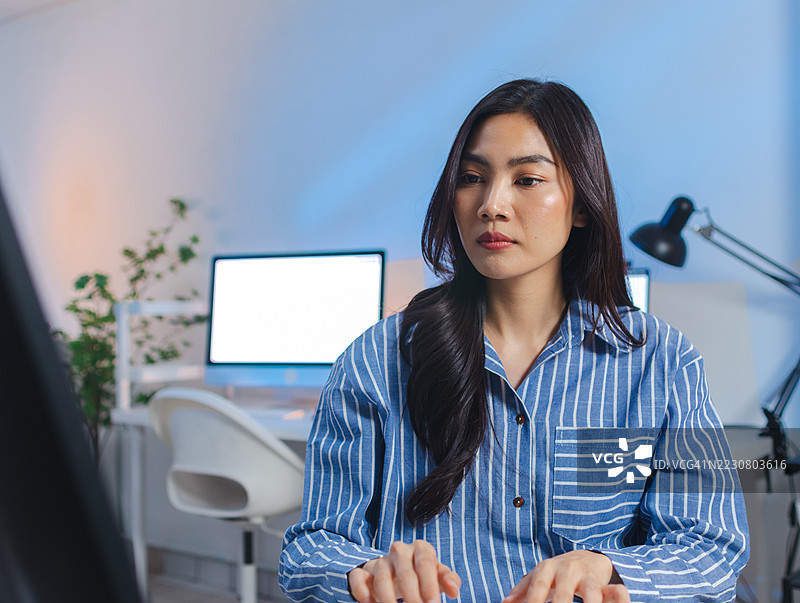 亚洲女性软件开发人员在科技办公室中进行代码软件项目的工作图片素材