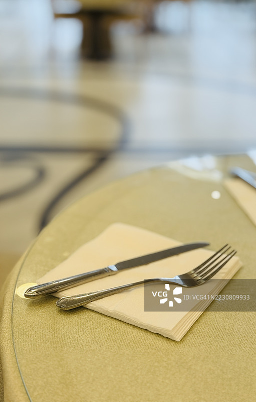 餐巾上放着刀叉，特写镜头。图片素材