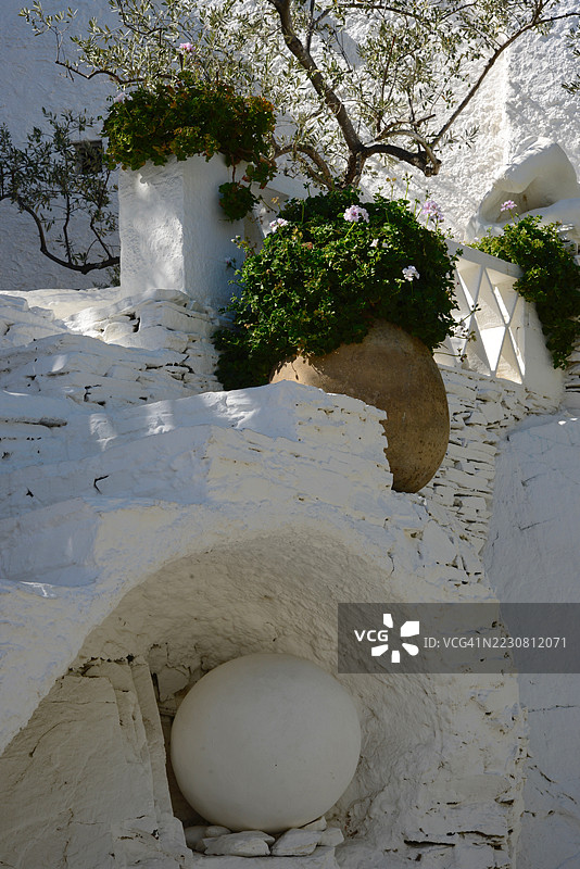西班牙的地中海花园，橄榄树与石头建筑图片素材