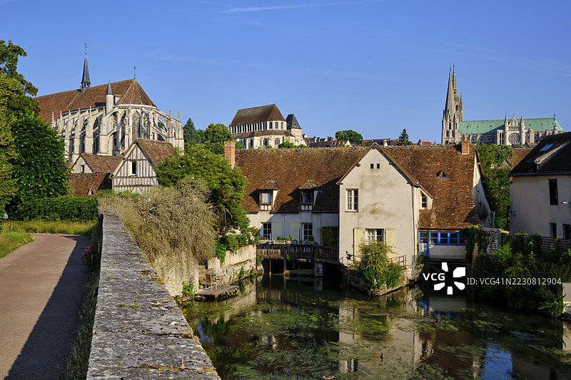 法国，厄尔-卢瓦尔省，沙特尔，厄尔河和圣皮埃尔教堂图片素材