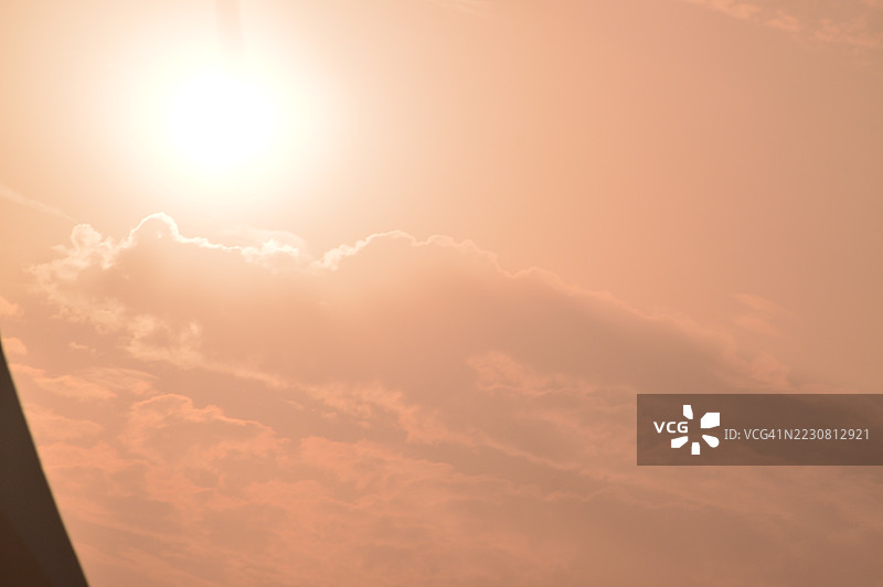 温暖天空中的阳光与云彩，沙特阿拉伯吉达图片素材