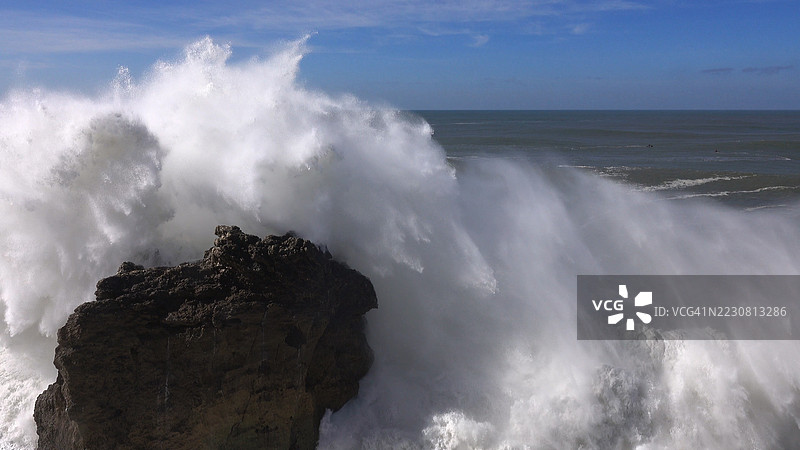 强大的海浪撞击海岸岩石图片素材