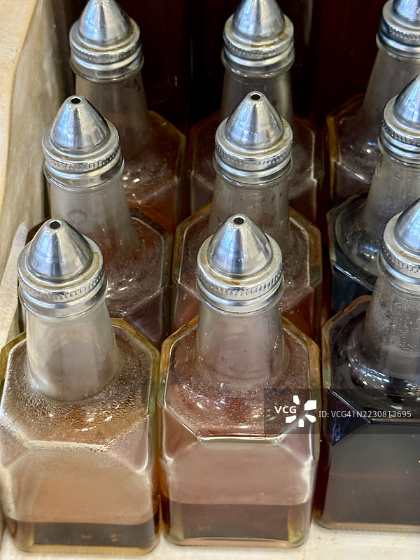 不同沙拉酱的玻璃瓶特写选择图片素材