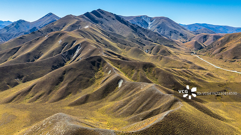 林迪斯山口公路在干旱的高山山脉中蜿蜒的鸟瞰图图片素材
