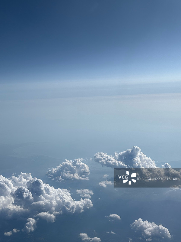 清澈蓝天上方的蓬松云朵鸟瞰图图片素材