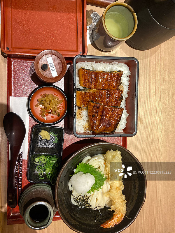 传统日本餐，包含烤鳗鱼和天妇罗乌冬面图片素材