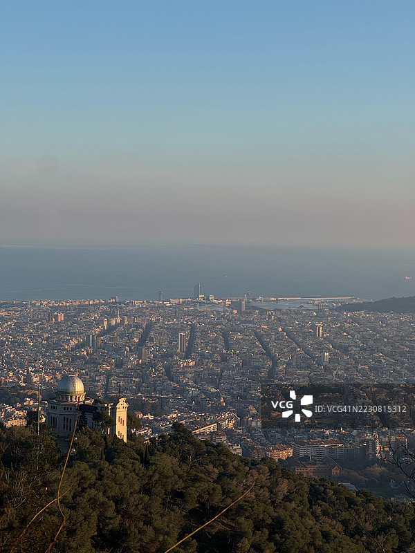 黄昏时分的巴塞罗那城市全景图片素材