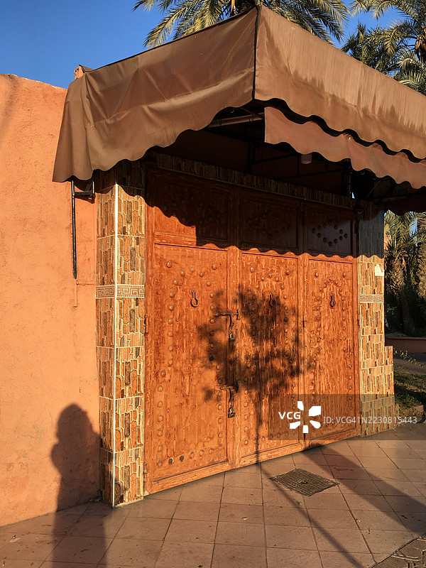 摩洛哥的传统门口，伴随阴影和棕榈树图片素材